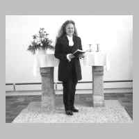 59-08-1007 Kirchspieltreffen 2000. Pastorin Iris Schulz aus Schaberau haelt den Gottesdienst..jpg